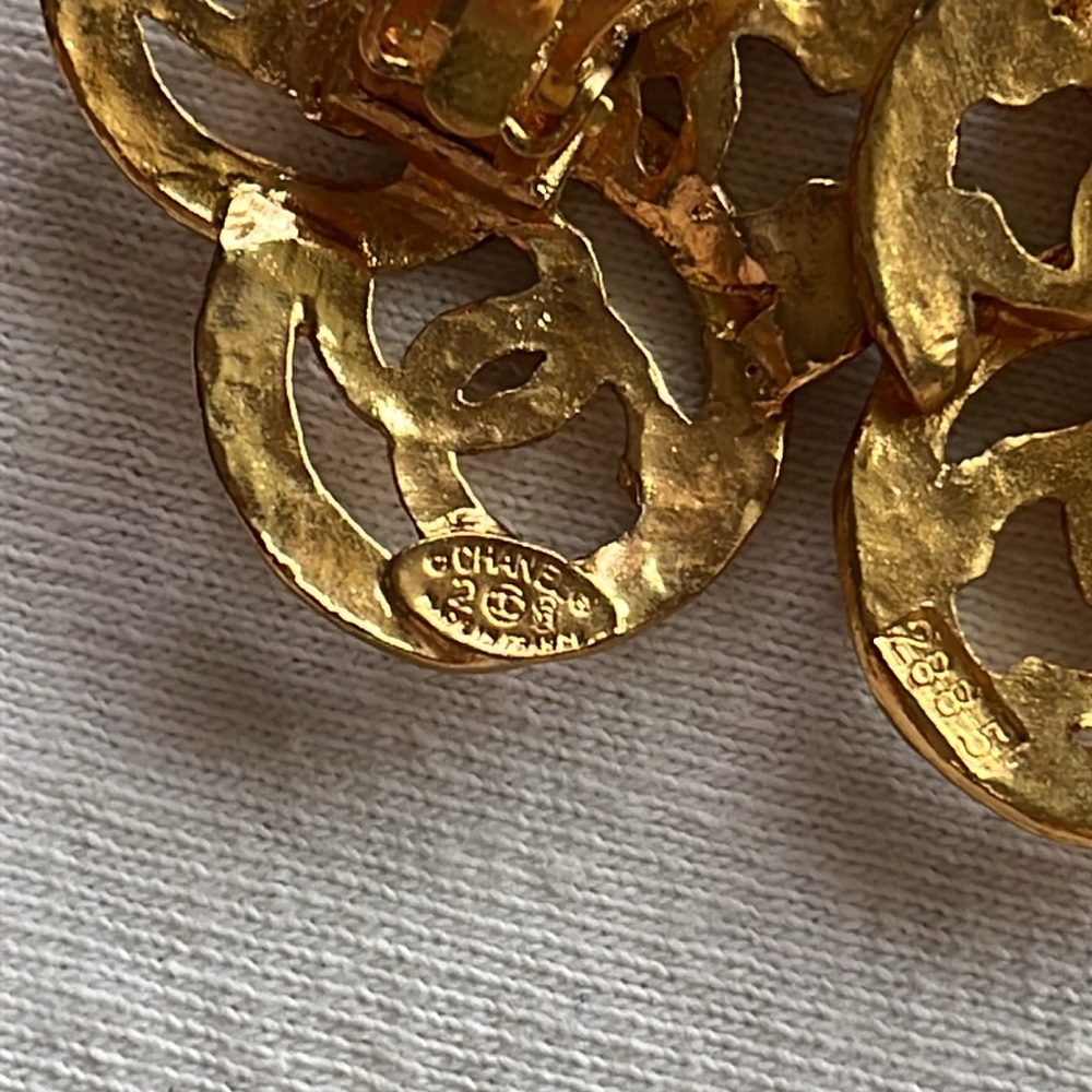 Vintage Chanel CC Cluster Clip On Earrings - Picture 8 of 11